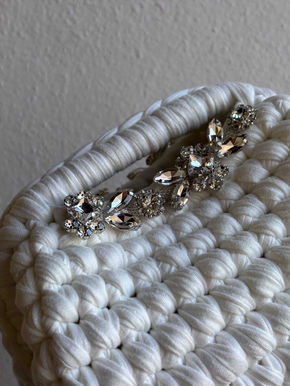 Clutch bianca con pietre