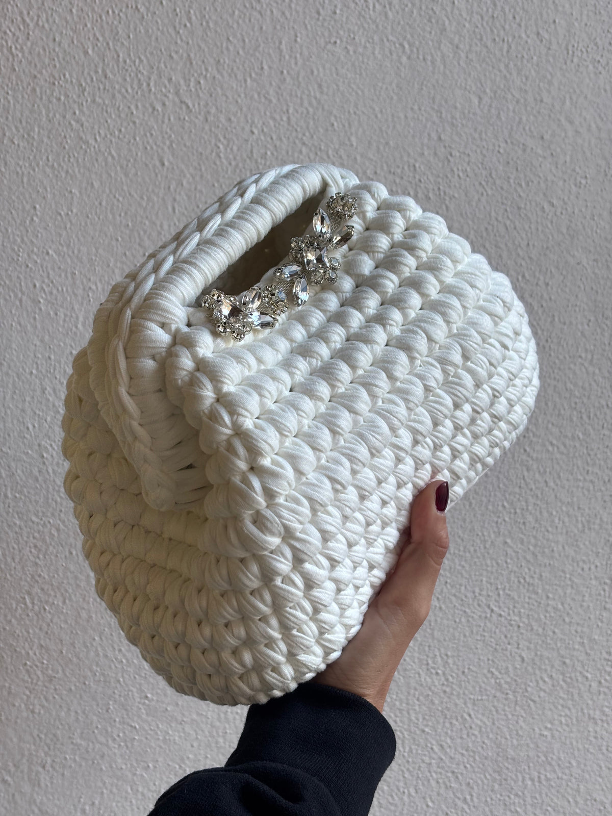 Clutch bianca con pietre